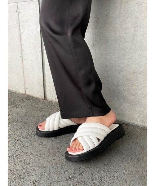 ENVYM（アンビー）の「ボリュームクロスサンダル（サンダル・レディース・ベージュ/ブラック/ホワイト・22.5cm/23.5cm/24.5cm）」の6枚目の写真