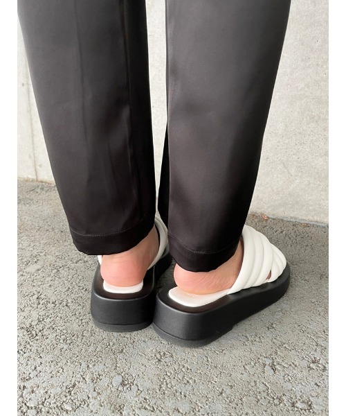 ENVYM（アンビー）の「ボリュームクロスサンダル（サンダル・レディース・ベージュ/ブラック/ホワイト・22.5cm/23.5cm/24.5cm）」の11枚目の写真