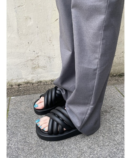 ENVYM（アンビー）の「ボリュームクロスサンダル（サンダル・レディース・ベージュ/ブラック/ホワイト・22.5cm/23.5cm/24.5cm）」の15枚目の写真