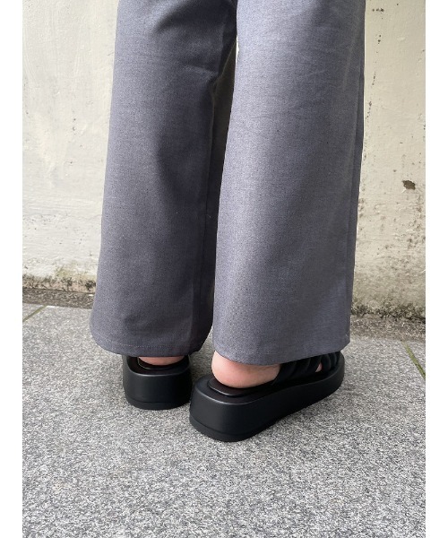 ENVYM（アンビー）の「ボリュームクロスサンダル（サンダル・レディース・ベージュ/ブラック/ホワイト・22.5cm/23.5cm/24.5cm）」の13枚目の写真