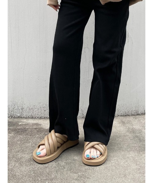 ENVYM（アンビー）の「ボリュームクロスサンダル（サンダル・レディース・ベージュ/ブラック/ホワイト・22.5cm/23.5cm/24.5cm）」の5枚目の写真