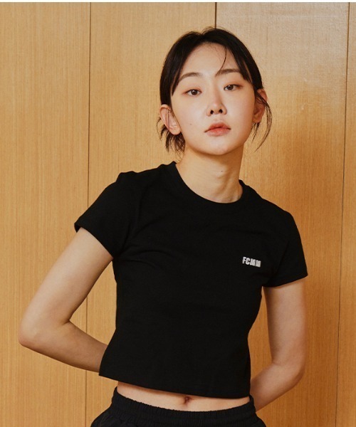 FCMM(エフシーエムエム)の「WOMENS SHORT-SLEEVE CROP T-SHIRT/ウーマンショートスリーブクロップTシャツ(シャツ/ブラウス・レディース・ホワイト/ブラック・SMALL/MEDIUM)」の2枚目の写真