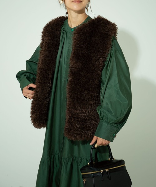 CORNERS（コーナーズ）の「ボリュームファーベスト（その他アウター・レディース・オフホワイト/ブラック/ブラウン/グレイッシュベージュ/アイボリー・M）」の4枚目の写真