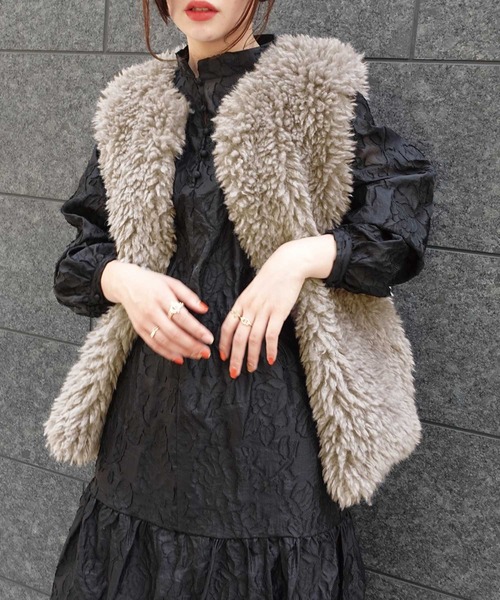 CORNERS（コーナーズ）の「ボリュームファーベスト（その他アウター・レディース・オフホワイト/ブラック/ブラウン/グレイッシュベージュ/アイボリー・M）」の8枚目の写真