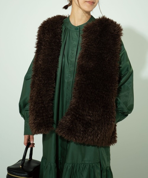 CORNERS（コーナーズ）の「ボリュームファーベスト（その他アウター・レディース・オフホワイト/ブラック/ブラウン/グレイッシュベージュ/アイボリー・M）」の13枚目の写真