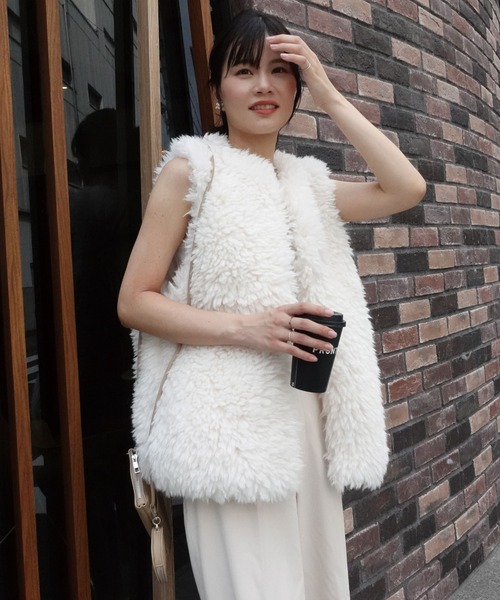 CORNERS（コーナーズ）の「ボリュームファーベスト（その他アウター・レディース・オフホワイト/ブラック/ブラウン/グレイッシュベージュ/アイボリー・M）」の17枚目の写真