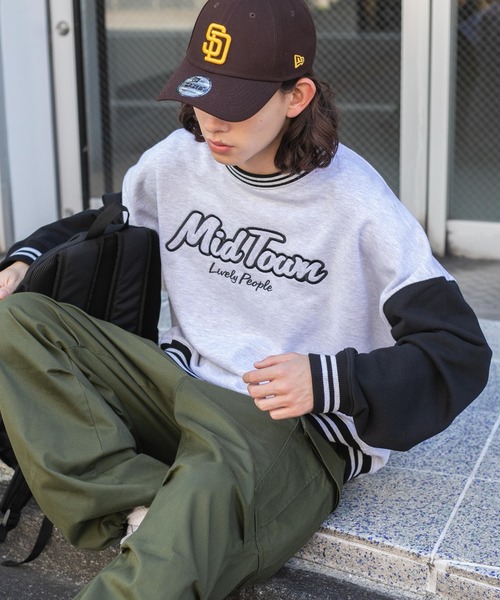 WEGO（ウィゴー）の「WEGO/ヘビーウエイト バイカラースリーブロゴプルオーバー（スウェット・メンズ・ブラック/グレー系その他/ネイビー/グレー・LARGE/MEDIUM）」の2枚目の写真