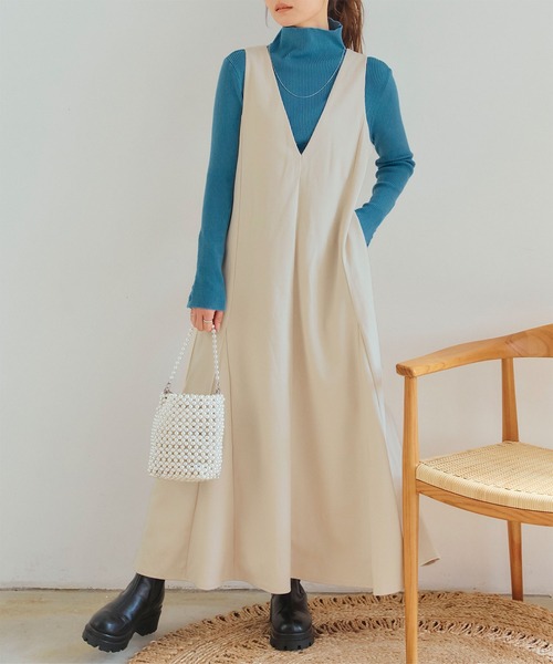 titivate（ティティベイト）の「フレアデザインVネックジャンパースカート（ワンピース・レディース・ベージュ/アイボリー/チャコール・S/M）」の2枚目の写真