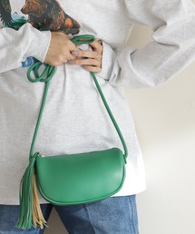 ハーフムーン型バッグ