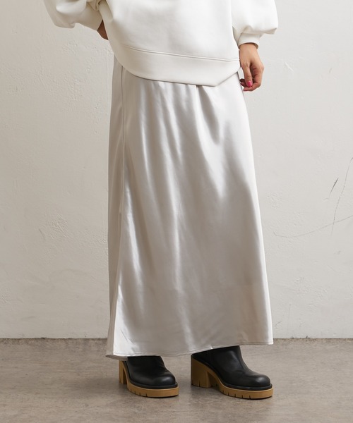 Omekashi（オメカシ）の「サテンナロースカート（スカート・レディース・ベージュ/ライトグレー/チャコールグレー・36/38）」の8枚目の写真