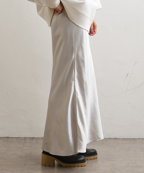 Omekashi（オメカシ）の「サテンナロースカート（スカート・レディース・ベージュ/ライトグレー/チャコールグレー・36/38）」の14枚目の写真