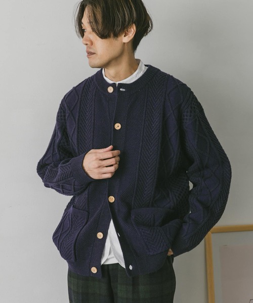 URBAN RESEARCH DOORS（アーバンリサーチドアーズ）の「アラン編みクルーネックニットカーディガン（カーディガン/ボレロ・メンズ・ダークブラウン/ホワイト系その他/ネイビー/レッド・MEDIUM/LARGE）」の3枚目の写真