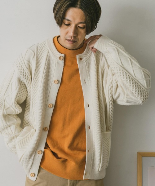URBAN RESEARCH DOORS（アーバンリサーチドアーズ）の「アラン編みクルーネックニットカーディガン（カーディガン/ボレロ・メンズ・ダークブラウン/ホワイト系その他/ネイビー/レッド・MEDIUM/LARGE）」の6枚目の写真