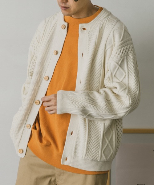 URBAN RESEARCH DOORS（アーバンリサーチドアーズ）の「アラン編みクルーネックニットカーディガン（カーディガン/ボレロ・メンズ・ダークブラウン/ホワイト系その他/ネイビー/レッド・MEDIUM/LARGE）」の7枚目の写真