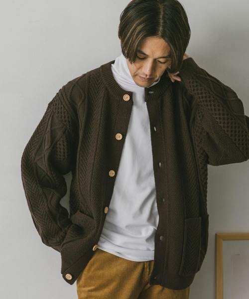 URBAN RESEARCH DOORS（アーバンリサーチドアーズ）の「アラン編みクルーネックニットカーディガン（カーディガン/ボレロ・メンズ・ダークブラウン/ホワイト系その他/ネイビー/レッド・MEDIUM/LARGE）」の13枚目の写真
