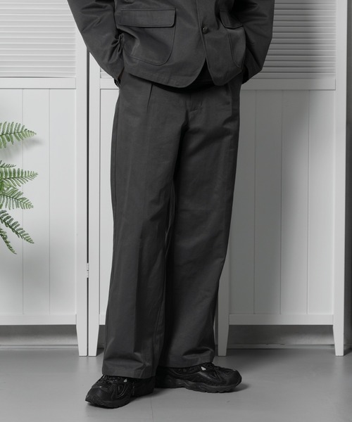 kutir(クティール)の「タックワイドパンツ(セットアップで着用可能)(スラックス・メンズ・グレー/ブラック・MEDIUM/LARGE)」の1枚目の写真