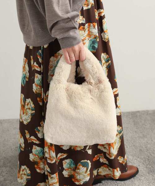 URBAN RESEARCH DOORS（アーバンリサーチドアーズ）の「『別注』VINCENT PRADIER×DOORS　Small Fake Fur Bag（ハンドバッグ・レディース・ライトブルー/アイボリー/キャメル・-）」の2枚目の写真