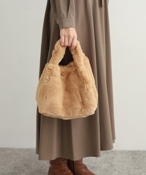 URBAN RESEARCH DOORS（アーバンリサーチドアーズ）の「『別注』VINCENT PRADIER×DOORS　Small Fake Fur Bag（ハンドバッグ・レディース・ライトブルー/アイボリー/キャメル・-）」の4枚目の写真