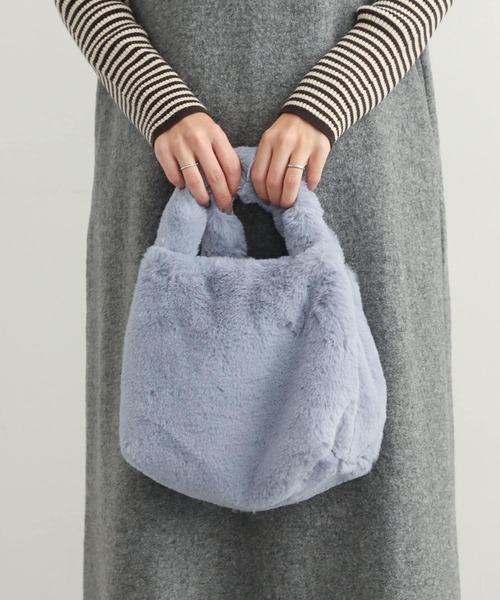 URBAN RESEARCH DOORS（アーバンリサーチドアーズ）の「『別注』VINCENT PRADIER×DOORS　Small Fake Fur Bag（ハンドバッグ・レディース・ライトブルー/アイボリー/キャメル・-）」の5枚目の写真