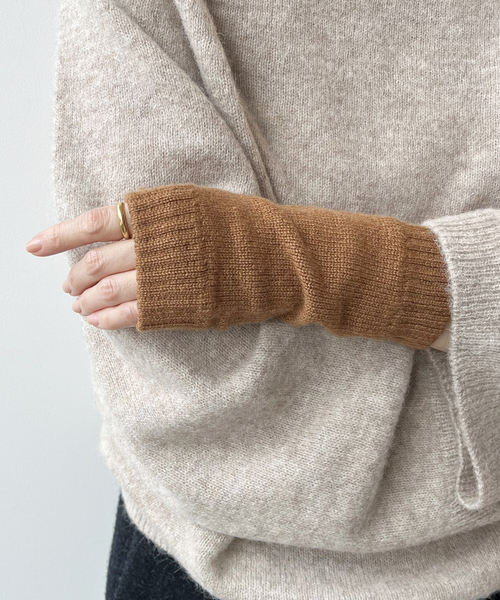 plage(プラージュ)の「【JOHNSTONES/ジョンストンズ】 WRIST ウォーマー(アームカバー・レディース・キャメル/ブラック/カーキ・FREE)」の3枚目の写真