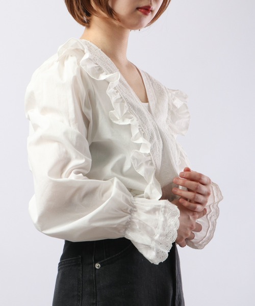 &soiree(アンドソワレ)の「&soiree レースフリルトップス(シャツ/ブラウス・レディース・ホワイト・F)」の5枚目の写真