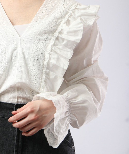 &soiree(アンドソワレ)の「&soiree レースフリルトップス(シャツ/ブラウス・レディース・ホワイト・F)」の9枚目の写真