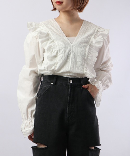 &soiree(アンドソワレ)の「&soiree レースフリルトップス(シャツ/ブラウス・レディース・ホワイト・F)」の2枚目の写真