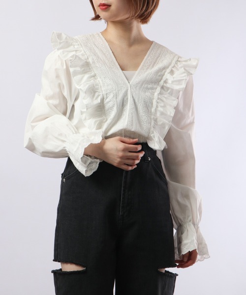 &soiree(アンドソワレ)の「&soiree レースフリルトップス(シャツ/ブラウス・レディース・ホワイト・F)」の3枚目の写真
