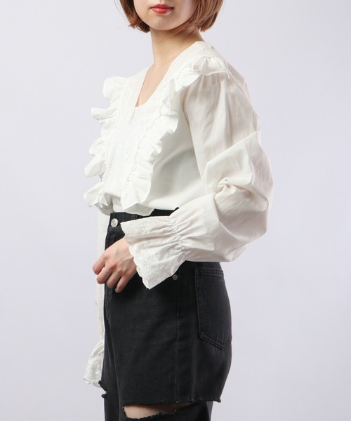 &soiree(アンドソワレ)の「&soiree レースフリルトップス(シャツ/ブラウス・レディース・ホワイト・F)」の4枚目の写真