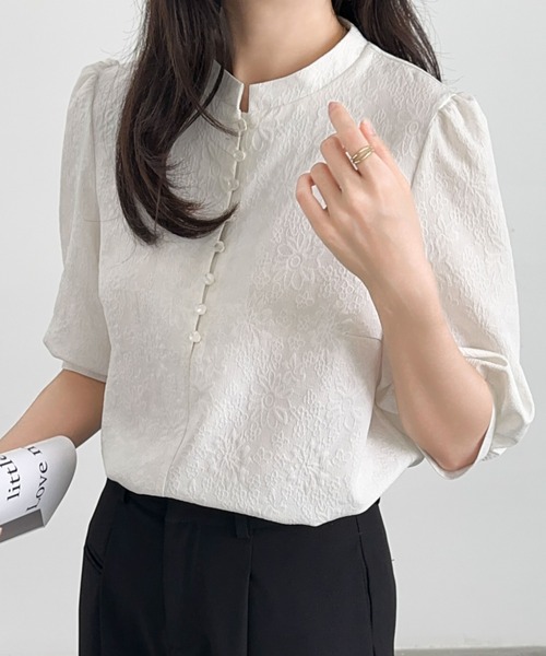 ECLIN（エクラン）の「フロントボタンヘンリーネックジャガードブラウス（シャツ/ブラウス・レディース・ホワイト/ブラック・M/L）」の2枚目の写真