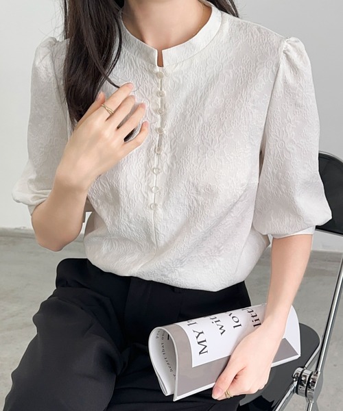 ECLIN（エクラン）の「フロントボタンヘンリーネックジャガードブラウス（シャツ/ブラウス・レディース・ホワイト/ブラック・M/L）」の11枚目の写真