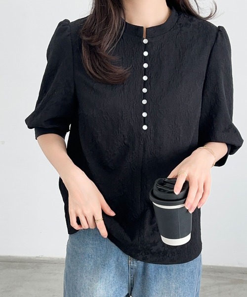 ECLIN（エクラン）の「フロントボタンヘンリーネックジャガードブラウス（シャツ/ブラウス・レディース・ホワイト/ブラック・M/L）」の3枚目の写真