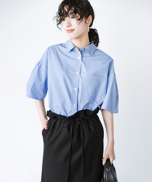 haco!(ハコ)の「ポケットに花束を忍ばせてみた!フラワームーブメントシャツ haco! FACTORY with ah(attach heart)!(シャツ/ブラウス・レディース・ブルー/オフホワイト・SMALL/MEDIUM/LARGE/X-LARGE)」の2枚目の写真