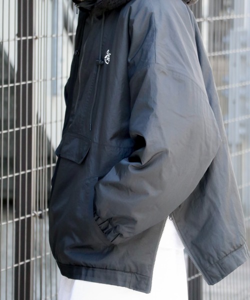 Java（ジャバ）の「《JAVAジャバ 別注》フード付 ボア切替えサイドスリット入ビッグプルオーバー（ブルゾン・メンズ・グレイッシュブルー/ブラック・SMALL/MEDIUM/X-LARGE/LARGE）」の11枚目の写真