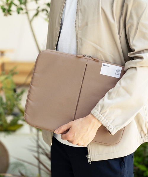 iFace（アイフェイス）の「iFace Coverletti タブレット/PCポーチ(Lサイズ)（PC・タブレットケース・レディース・ブラック/ベージュ・L size）」の2枚目の写真