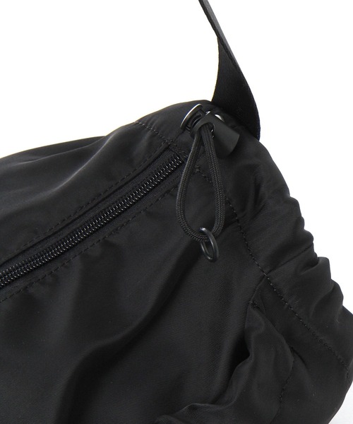 LAKOLE（ラコレ）の「ドロストバレルショルダー / 991682（ショルダーバッグ・レディース・ホワイト/ブラック/ベージュ・FREE）」の4枚目の写真