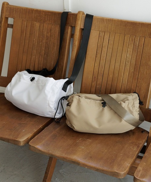 LAKOLE（ラコレ）の「ドロストバレルショルダー / 991682（ショルダーバッグ・レディース・ホワイト/ブラック/ベージュ・FREE）」の16枚目の写真