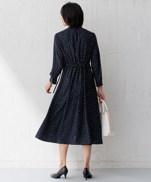 23区(ニジュウサンク)の「【洗える】バックサテンアムンゼン タイプリント ワンピース(ワンピース・レディース・ネイビー系5・36/38/40)」の4枚目の写真
