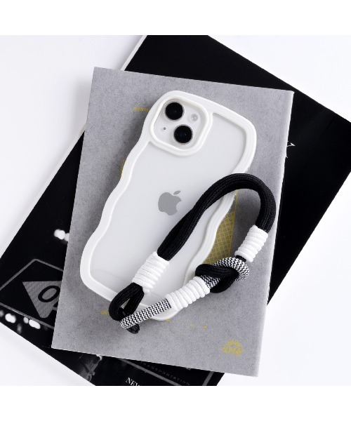 Hamee（ハミィ）の「DOLLY TIE ドリータイ ネオンハンドストラップ DOLLY STRAP(Cタイプ)（スマホグッズ・レディース・ブルー系その他2/ブラック系その他2/スカイブルー/イエロー系その他2/レッド系その他2/フューシャピンク/ピンク系その他2/ミント/グリーン系その他2/オレンジ系その他2/ベージュ系その他2/ライラック/その他1/レッド系その他3・FREE）」の2枚目の写真