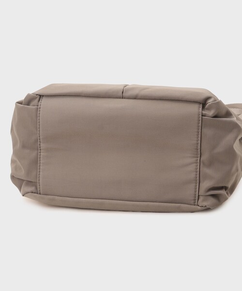 OPAQUE.CLIP（オペークドットクリップ）の「◆【撥水加工／2WAY】ギャザーポケットミドルトートバッグ（トートバッグ・レディース・サンドベージュ/ブラック・00）」の17枚目の写真