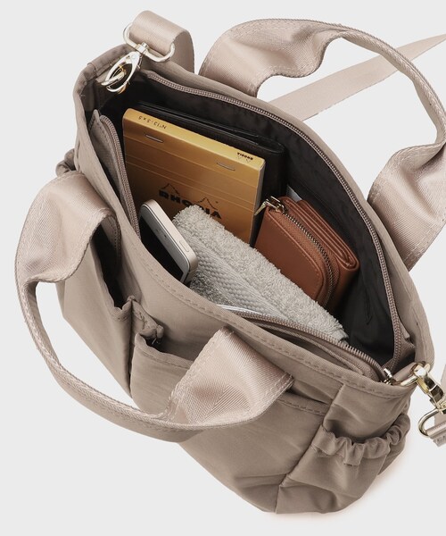 OPAQUE.CLIP（オペークドットクリップ）の「◆【撥水加工／2WAY】ギャザーポケットミドルトートバッグ（トートバッグ・レディース・サンドベージュ/ブラック・00）」の8枚目の写真