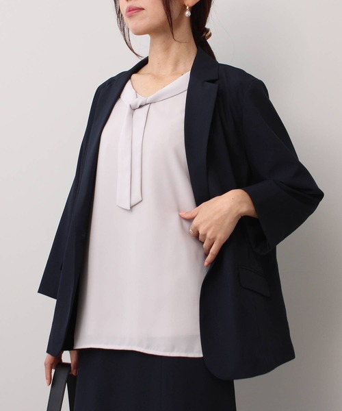 fleur by mint breeze(フルールバイミントブリーズ)の「【L~5L 大きいサイズ】 ジョーゼット ボウタイ 半袖 ブラウス オフィス スーツインナー(シャツ/ブラウス・レディース・オフホワイト/ネイビー/ライトグレー・3L/4L/5L/LL/L)」の9枚目の写真
