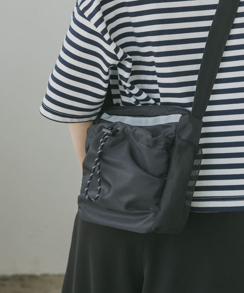 URBAN RESEARCH（アーバンリサーチ）の「ボディショルダーバッグ（ショルダーバッグ・レディース・ブラウン/ブラック・-）」の3枚目の写真