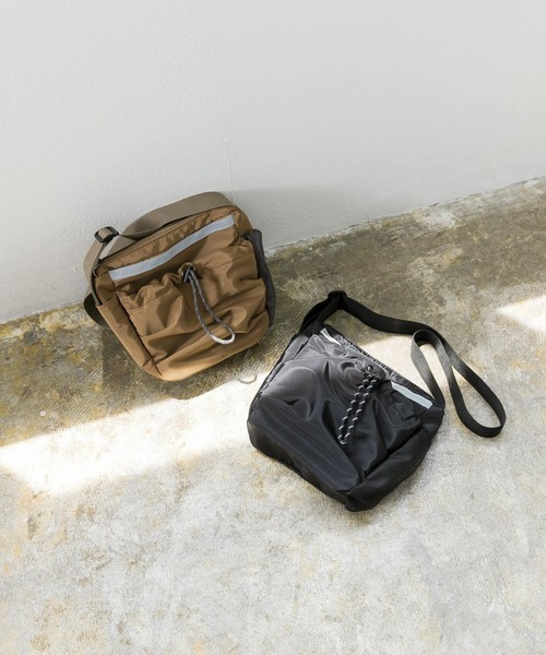 URBAN RESEARCH（アーバンリサーチ）の「ボディショルダーバッグ（ショルダーバッグ・レディース・ブラウン/ブラック・-）」の6枚目の写真