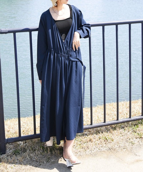 and it_（アンドイット）の「デイリーラッシュガードカシュクールワンピース（ラッシュガード・レディース・グレイッシュベージュ/グリーン/ネイビー・M-L）」の3枚目の写真