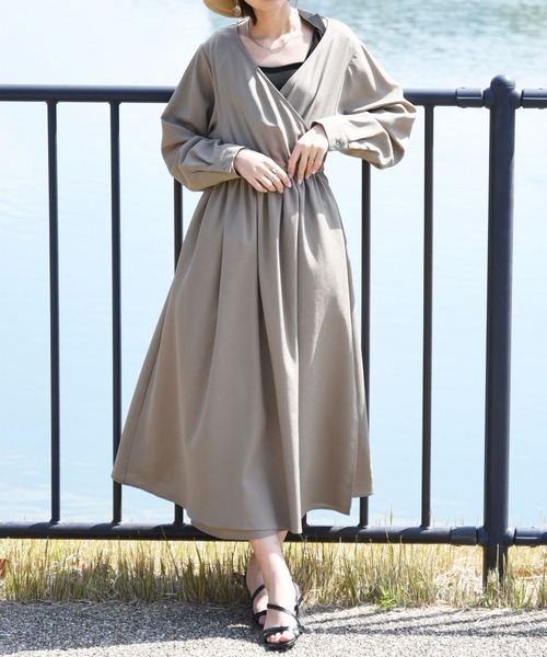 and it_（アンドイット）の「デイリーラッシュガードカシュクールワンピース（ラッシュガード・レディース・グレイッシュベージュ/グリーン/ネイビー・M-L）」の1枚目の写真