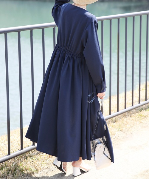 and it_（アンドイット）の「デイリーラッシュガードカシュクールワンピース（ラッシュガード・レディース・グレイッシュベージュ/グリーン/ネイビー・M-L）」の8枚目の写真