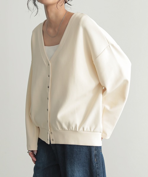 for/c(フォーシー)の「Vネックスナップボタンカーディガン【サスティナブル】(カーディガン/ボレロ・レディース・アイボリー/ブラック/ネイビー・M/L)」の1枚目の写真