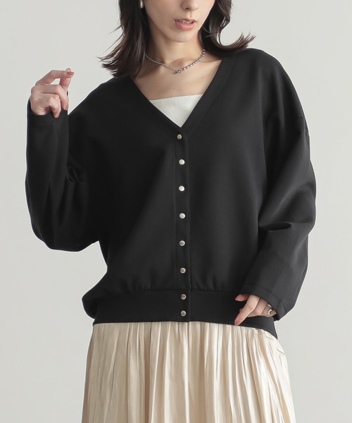 for/c(フォーシー)の「Vネックスナップボタンカーディガン【サスティナブル】(カーディガン/ボレロ・レディース・アイボリー/ブラック/ネイビー・M/L)」の11枚目の写真