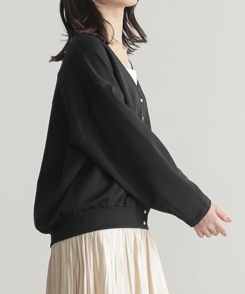for/c(フォーシー)の「Vネックスナップボタンカーディガン【サスティナブル】(カーディガン/ボレロ・レディース・アイボリー/ブラック/ネイビー・M/L)」の12枚目の写真